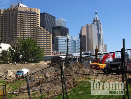 Drilling and excavating equipment on the aquarium site