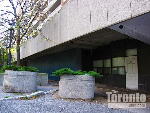 a street level unit on the east side of 565 Sherbourne Street 